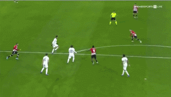 首圈，维斯塔潘起步良好抢到首位，皮亚斯特里挤进内线并过掉诺里斯上至第2，诺里斯第3。